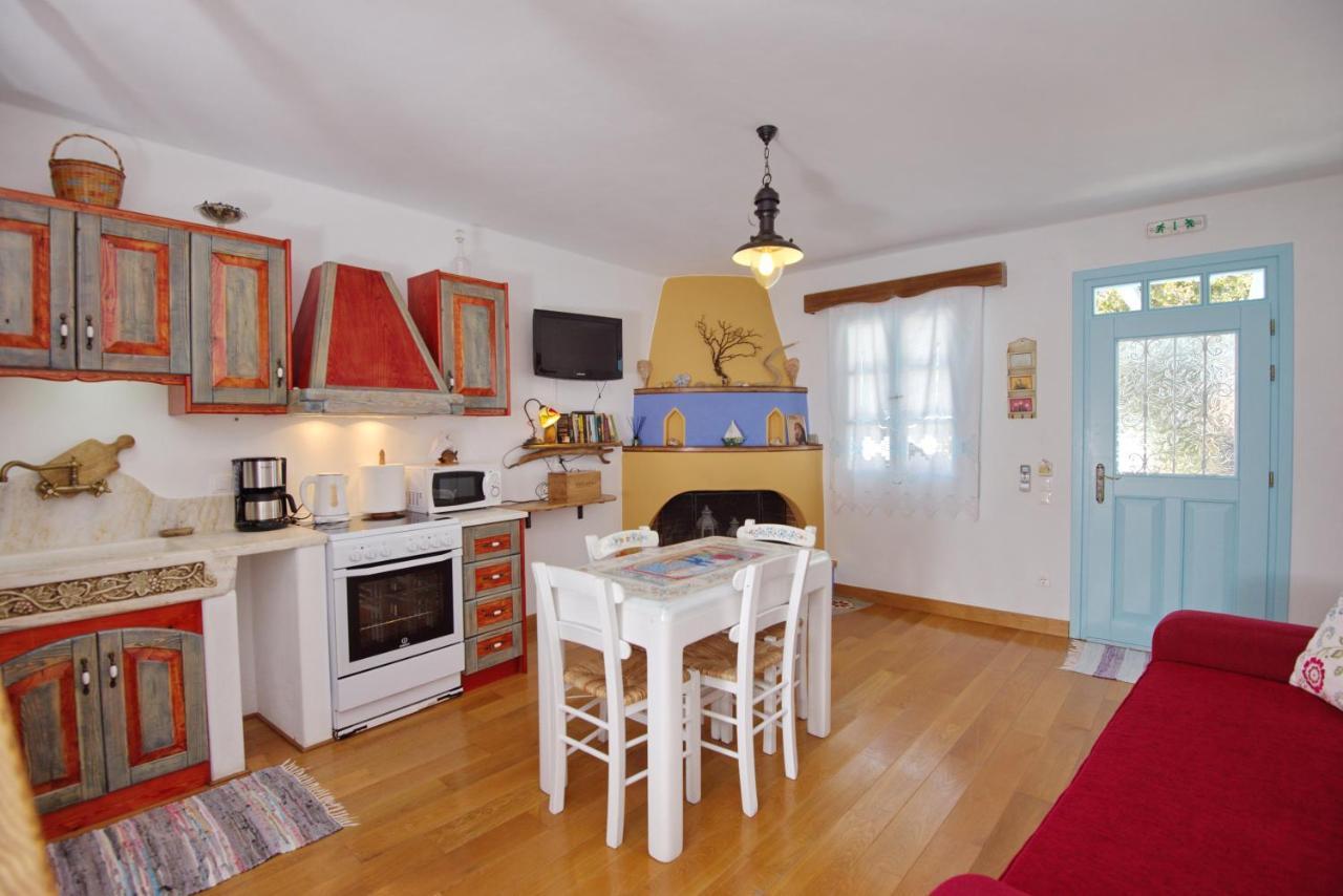 Stella's traditional house. Alónnisos Esterno foto
