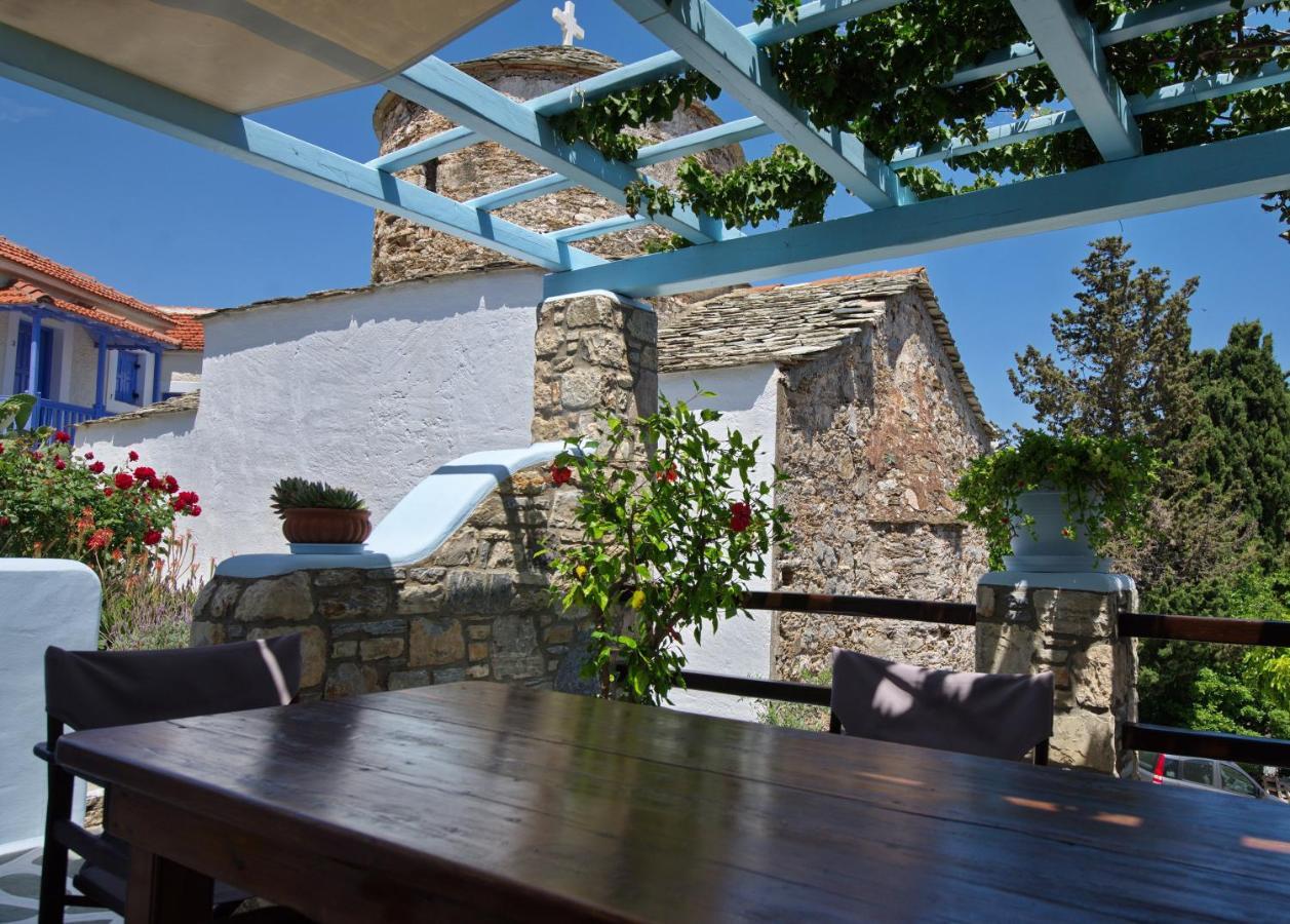 Stella's traditional house. Alónnisos Esterno foto