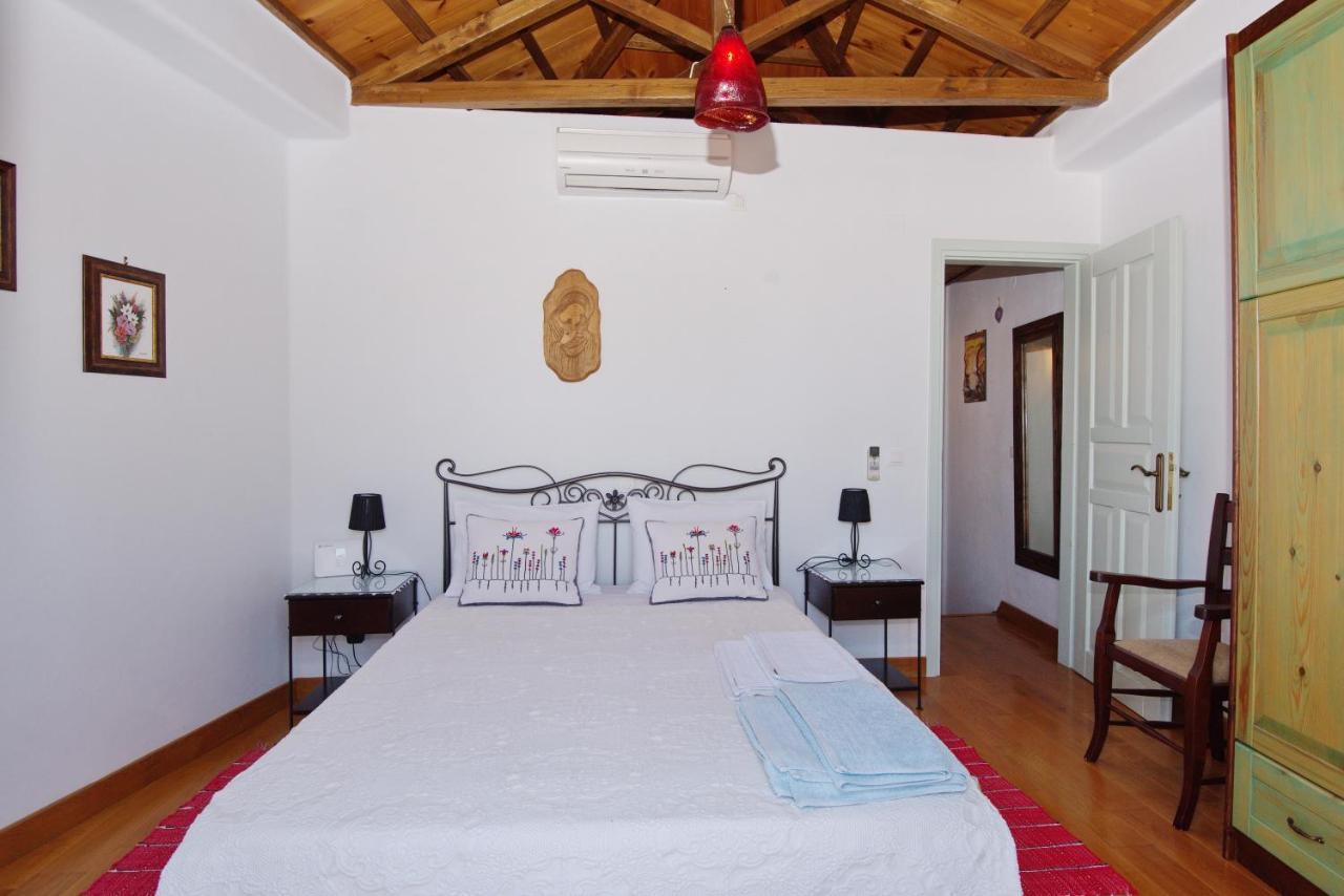 Stella's traditional house. Alónnisos Esterno foto
