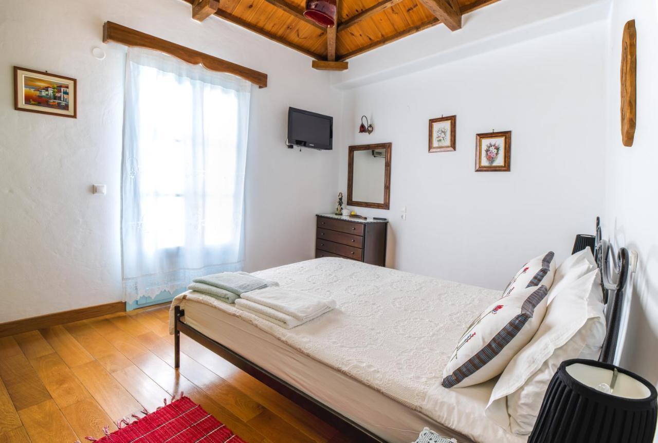 Stella's traditional house. Alónnisos Esterno foto