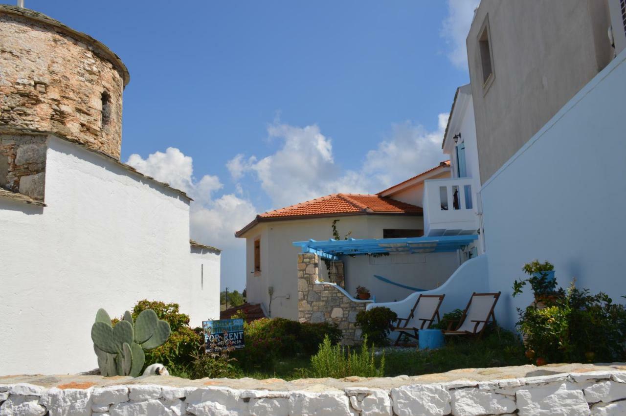 Stella's traditional house. Alónnisos Esterno foto