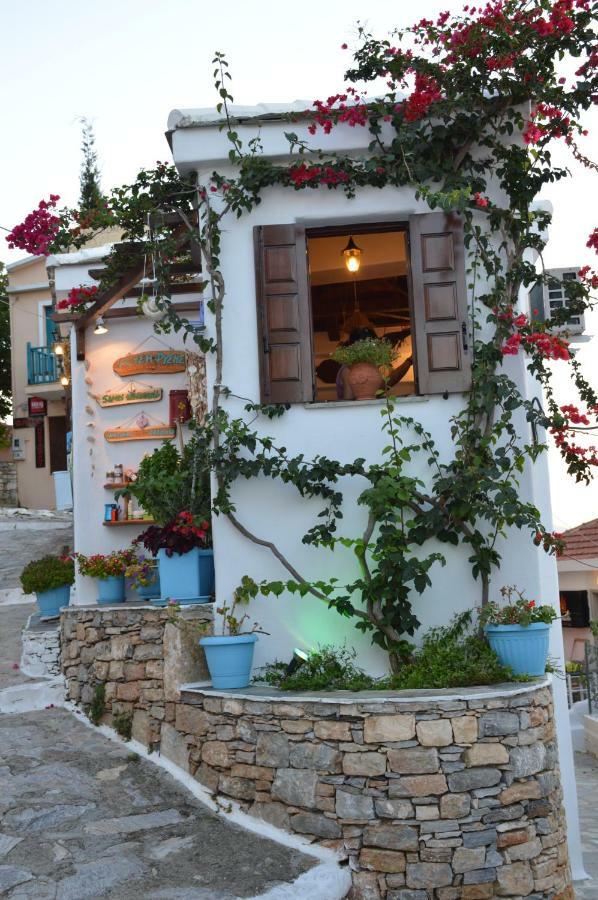 Stella's traditional house. Alónnisos Esterno foto